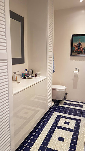 Salle de douche bleu blanc nacre